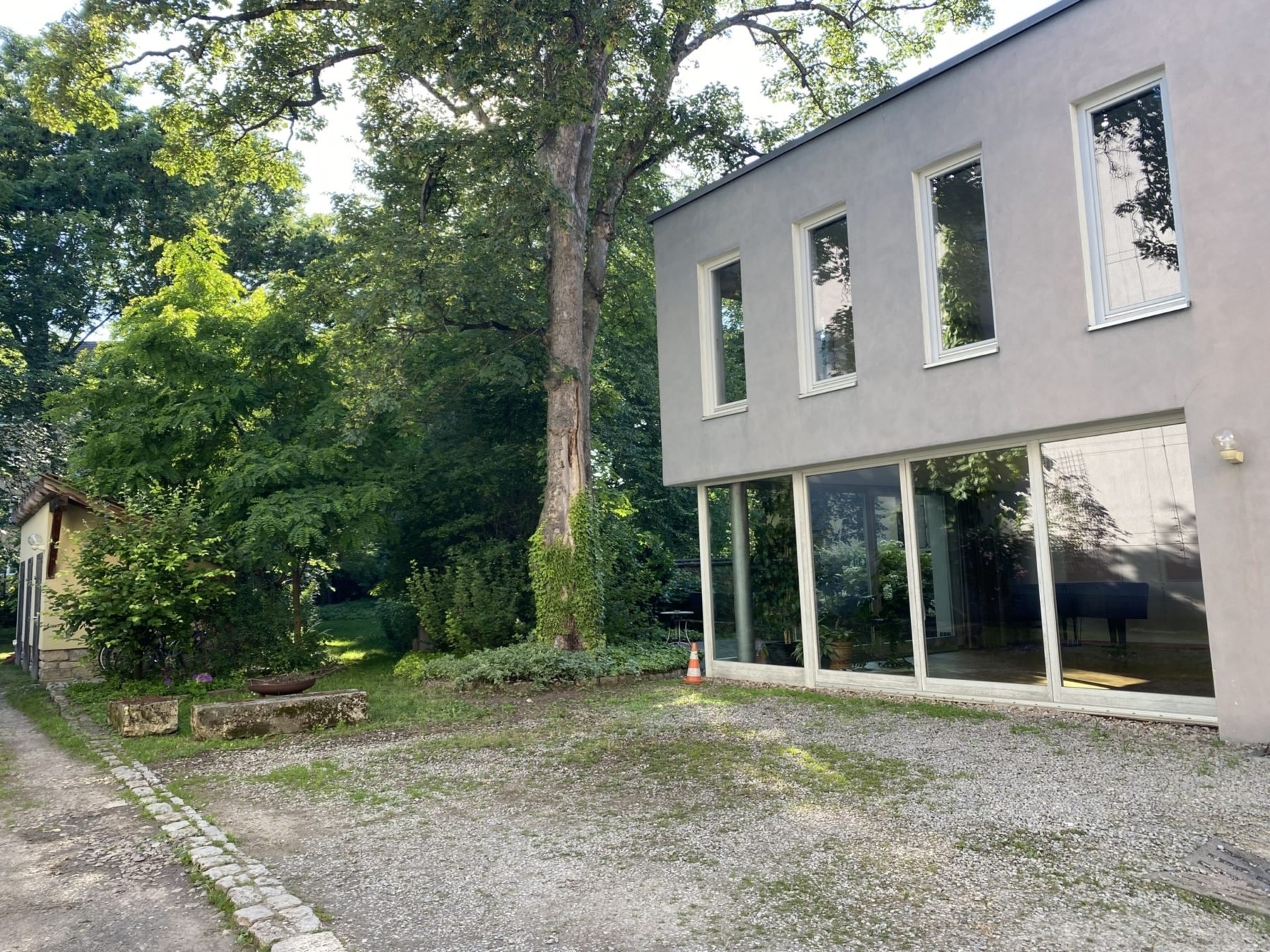 Moderner Anbau mit Glasfront zum Hof