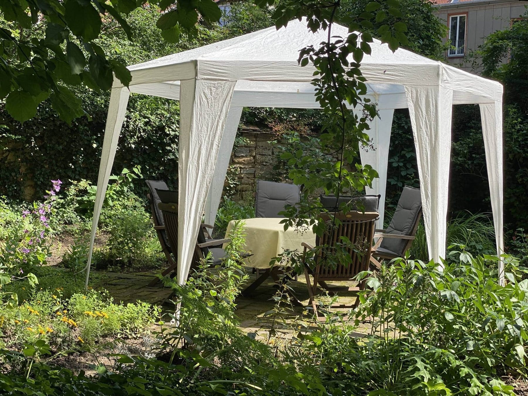 Pavillon im Garten des Hummelhauses